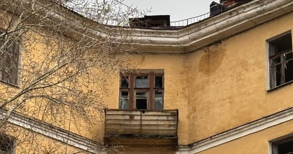 После атаки дронов в Дорогомилово и на Шаболовке выбиты стекла домов и разрушена крыша