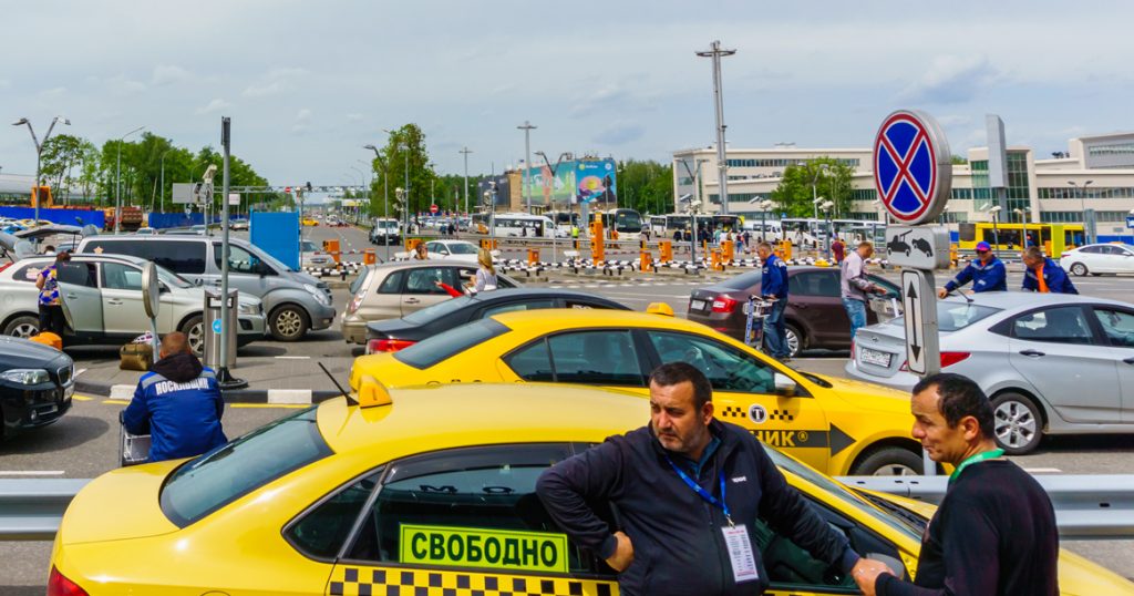 В московских аэропортах заработали ограничения для таксистов-зазывал