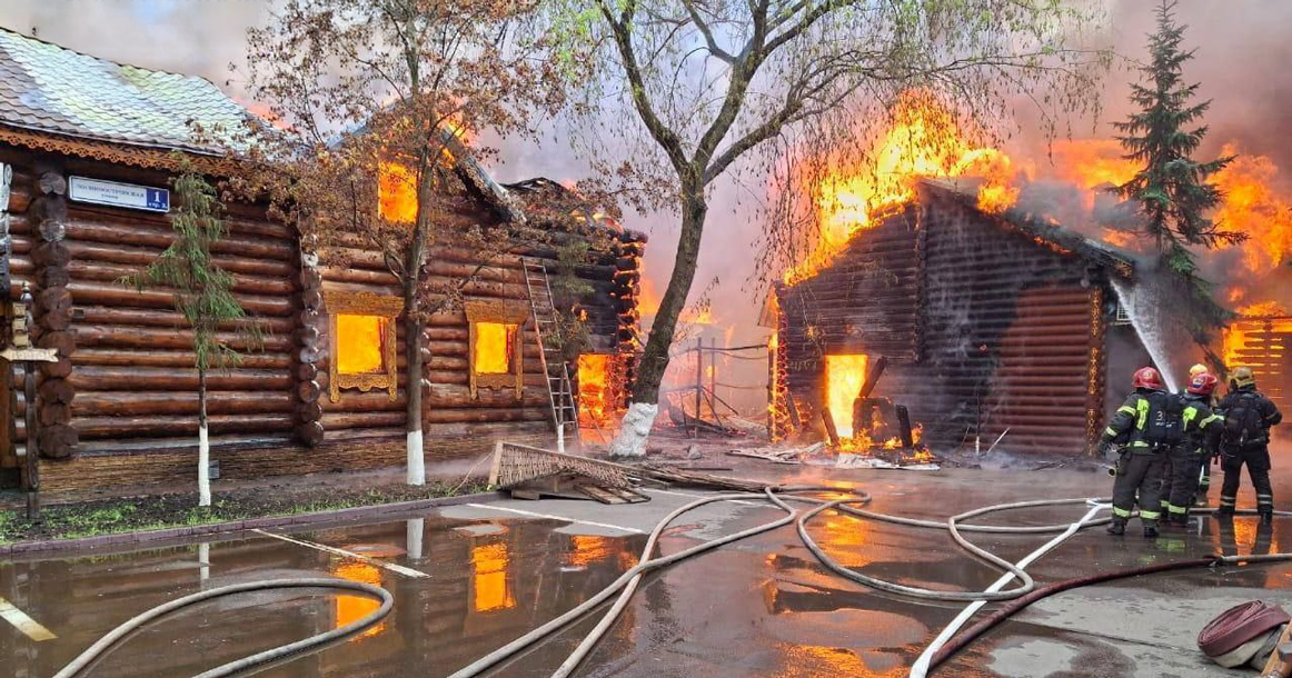 На востоке Москвы горит банный комплекс