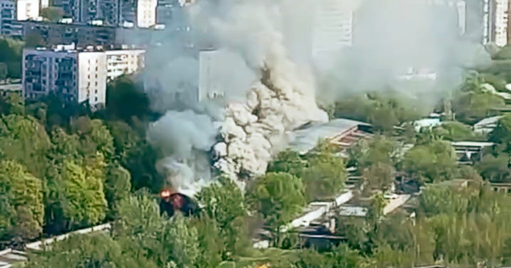 В районе Соколиной Горы загорелся ангар