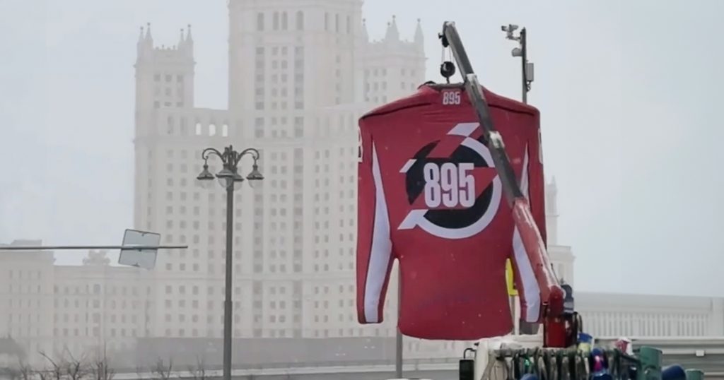 В центре появились огромные инсталляции со свитером хоккеиста Овечкина, побившего рекорд НХЛ