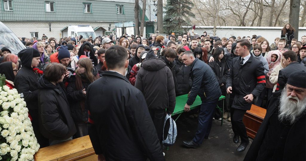 Толпа фанатов пришла на прощание с Пашей Техником в храме Петра и Павла в Лефортово
