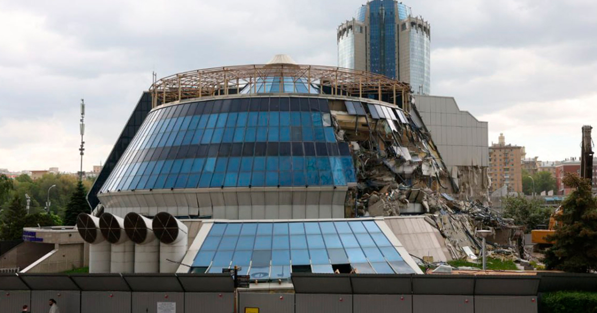 На Пресненской набережной начали сносить вестибюль моста «Багратион»