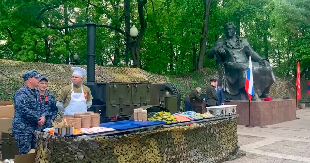 Жителей Патриарших вместо еды из ресторанов сегодня кормят солдатской кашей