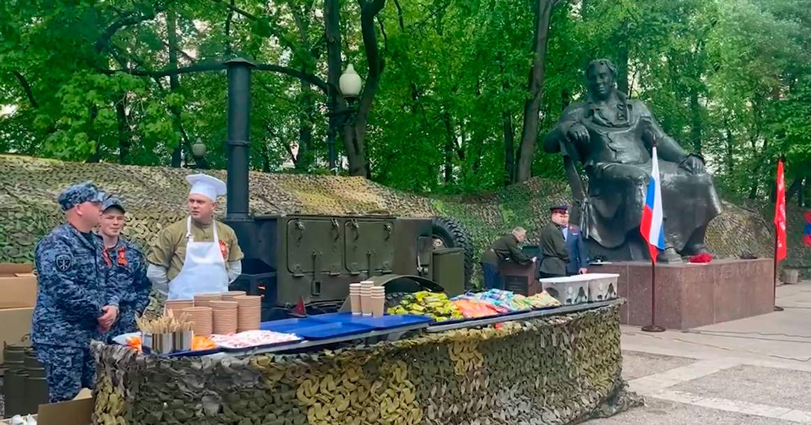 Жителей Патриарших вместо еды из ресторанов сегодня кормят солдатской кашей