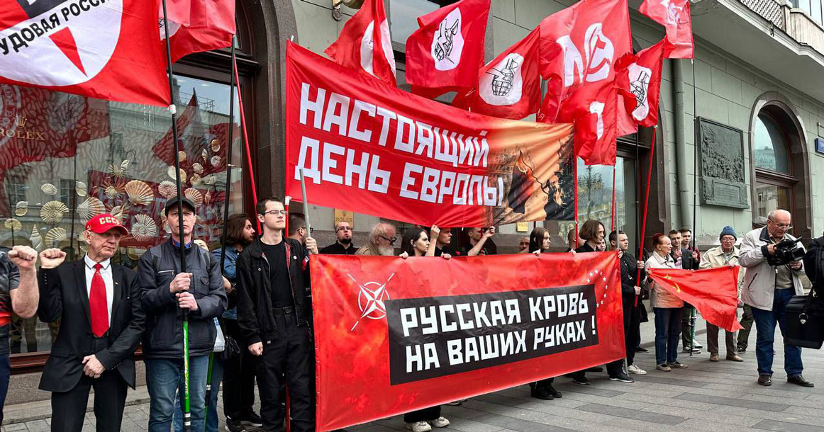 У гостиницы «Метрополь» проходит митинг против Евросоюза