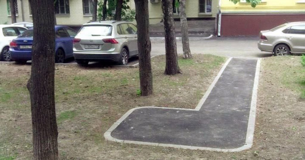 Коммунальщики в Измайлово зачем-то выложили в форме буквы Г дорожку, которая никуда не ведет