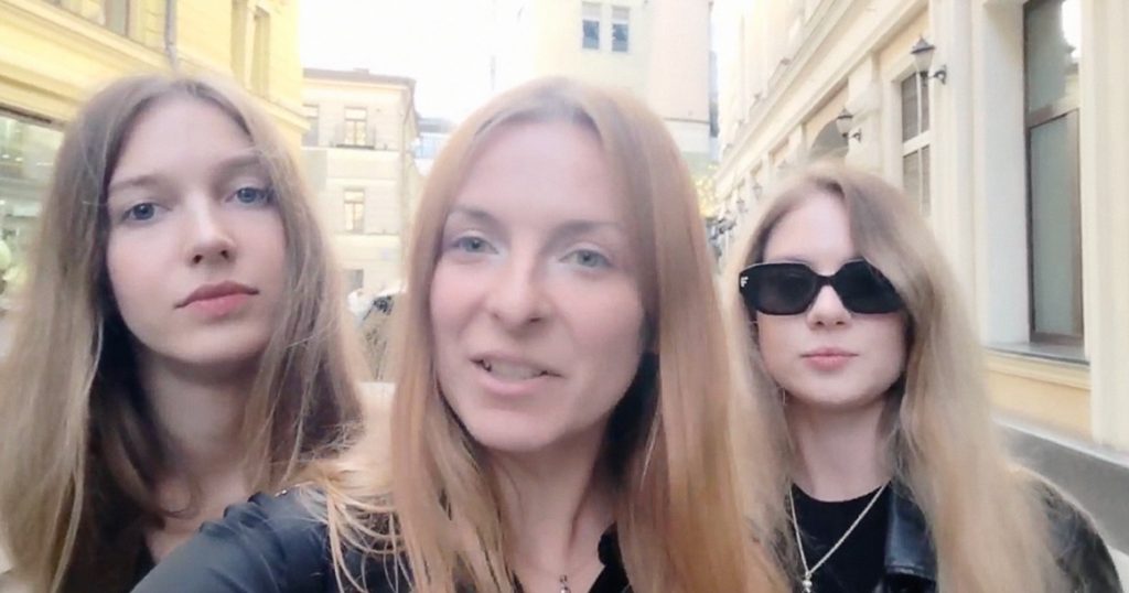 Феминистский ответ пикаперам: девушки в Москве запустили флешмоб — хватают мужчин за попы