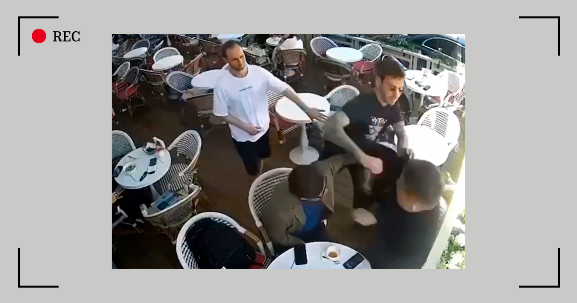 В сеть выложили видео, на котором футболист Федор Смолов избивает двух посетителей «Кофемании»