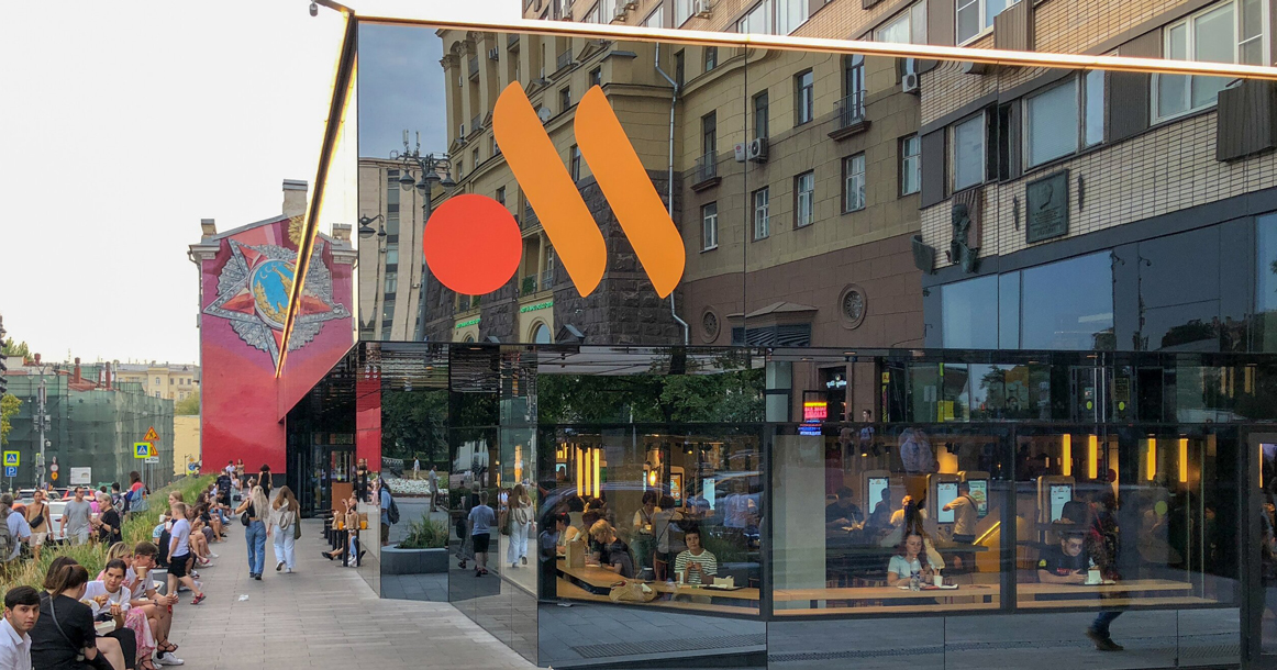 Теперь москвичи могут забронировать столик даже во «Вкусно — и точка»
