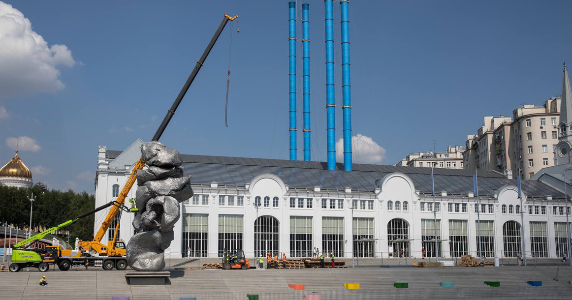 На Болотной демонтируют скандальную скульптуру «Большая глина»