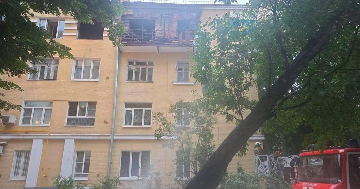 В ночном пожаре на Мытной погиб мужчина — прыгавшие из окна выжили