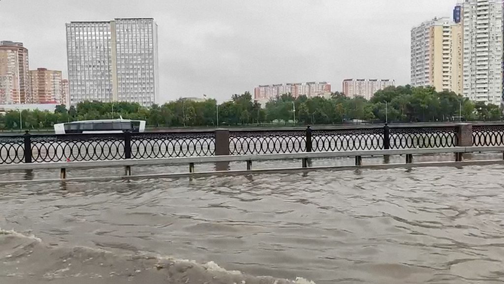 Москва передвигается вплавь: после ливня массово затоплены дороги и тротуары
