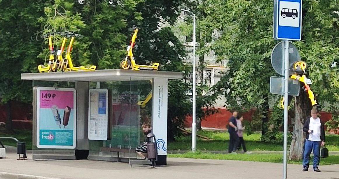 Жители Бирюлево воюют с самокатами, закидывая их на деревья и крыши остановок
