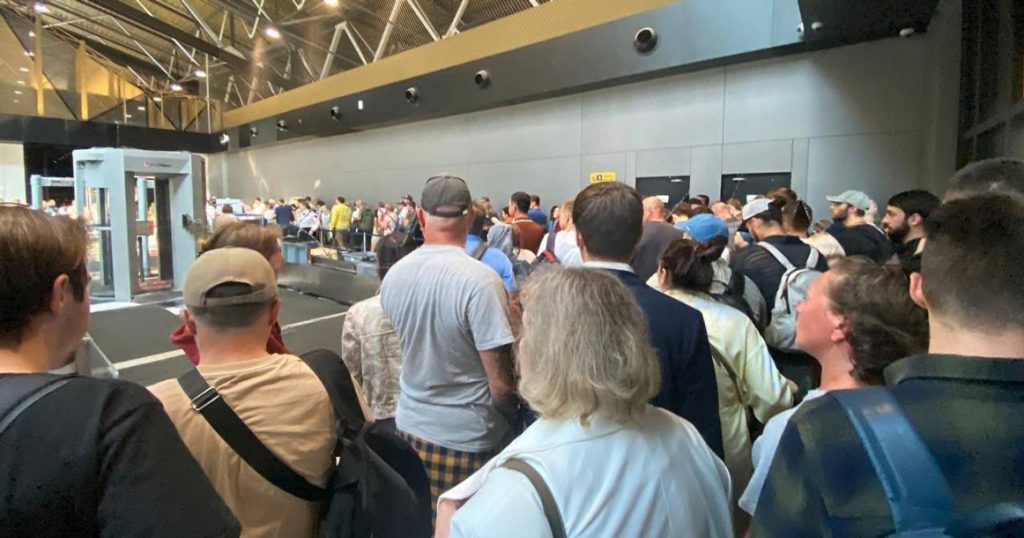 В Шереметьево снова коллапс: более 100 рейсов задержано или отменено