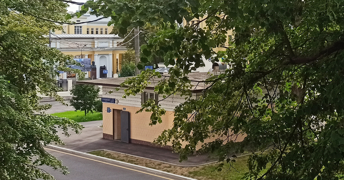 Вид из моего окна: на бесплатный общественный туалет в 1-м Боткинском проезде