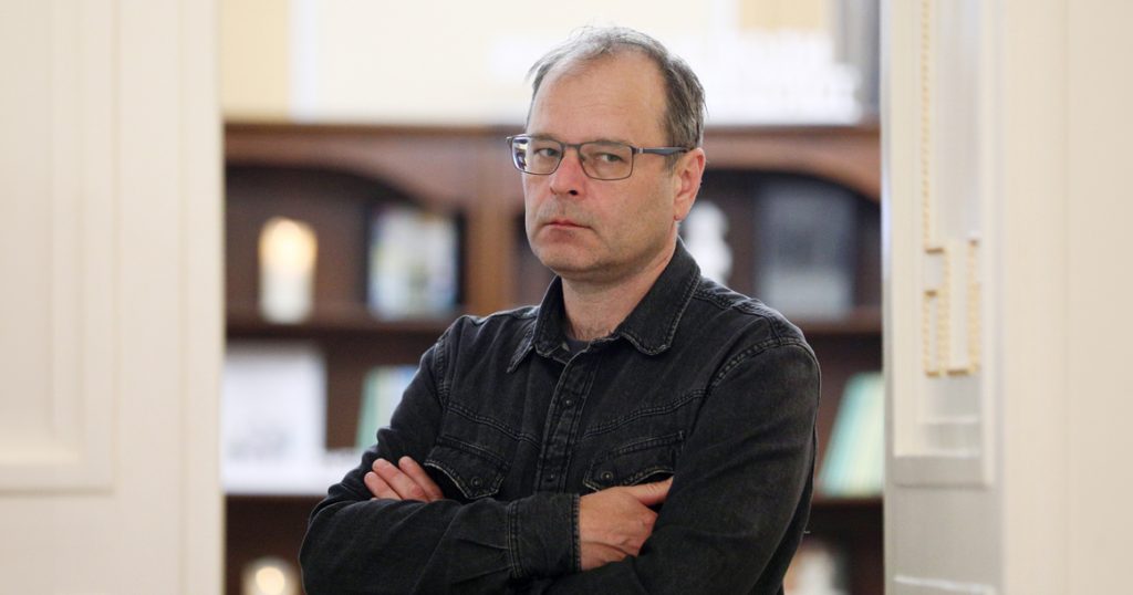 «Теперь об очень многом нельзя писать так, как хочется» — писатель Роман Сенчин