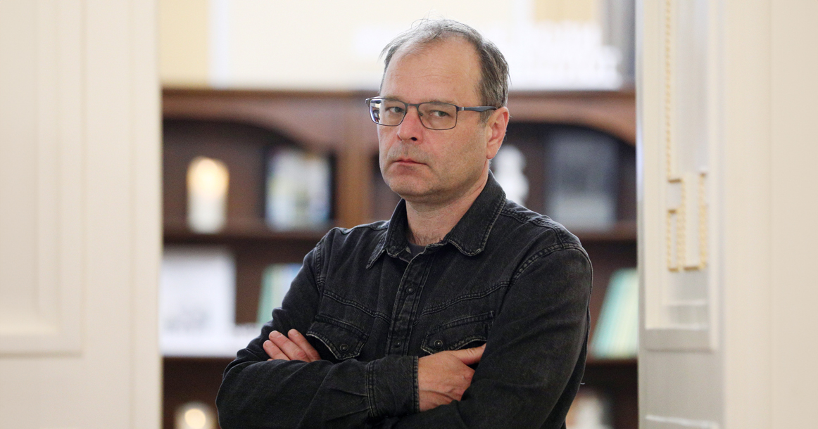 «Теперь об очень многом нельзя писать так, как хочется» — писатель Роман Сенчин