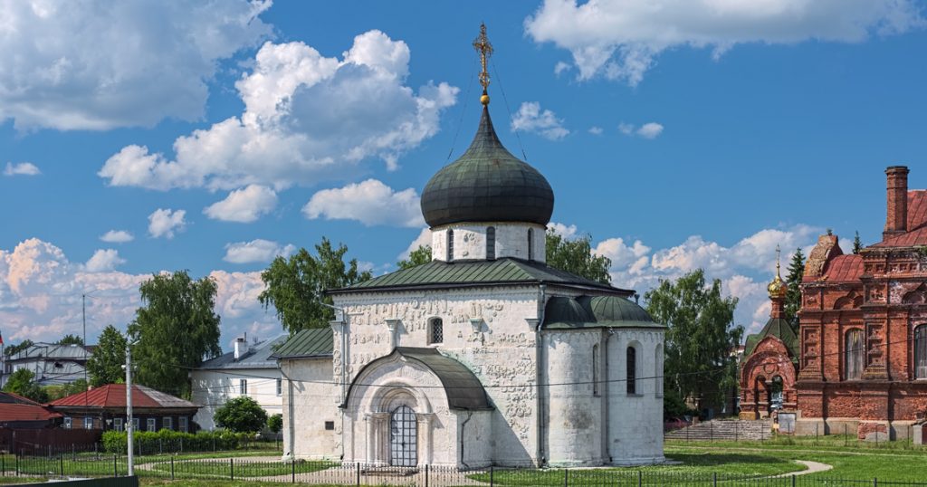 Чтобы найти истоки белокаменной архитектуры Древней Руси, надо поехать в Юрьев-Польский