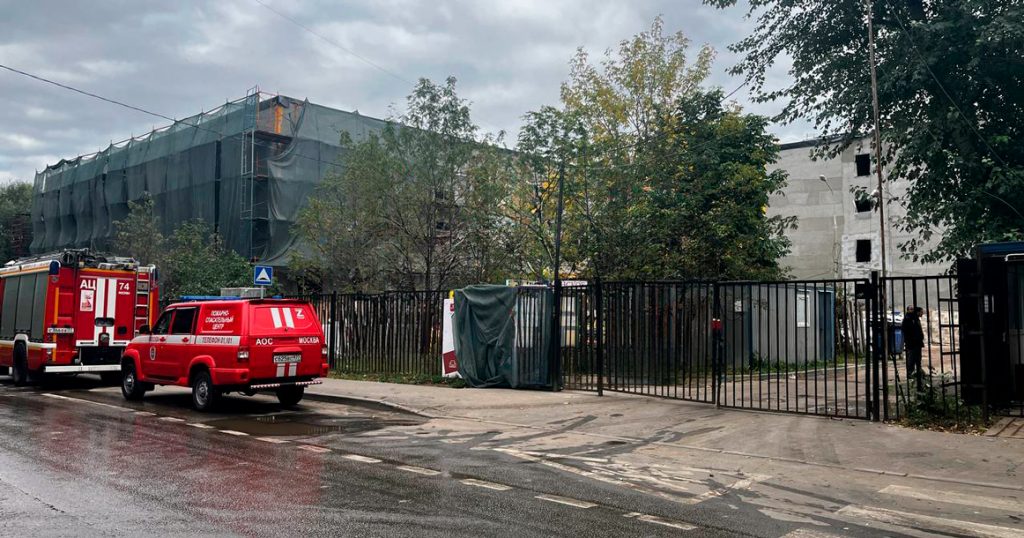 Два человека погибли при обрушении строительных конструкций в школе на востоке Москвы