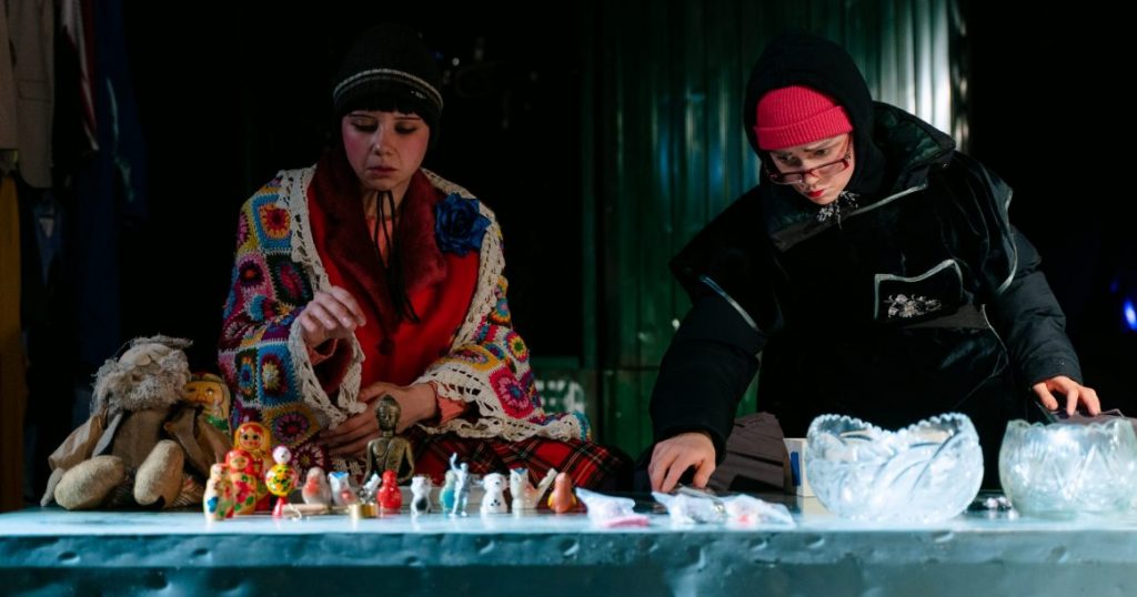 «Всё по 50», примерка на картонке и перекупы: как устроены московские блошиные рынки