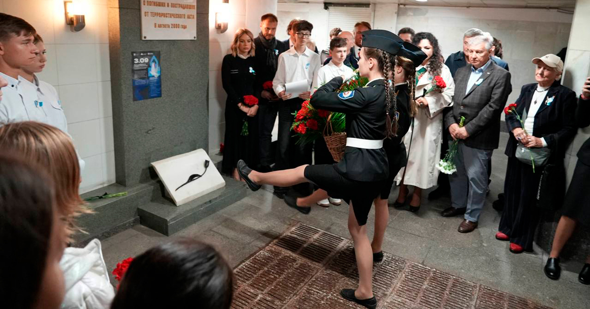 В сегодняшних акциях памяти жертв терактов приняли участие более трех тысяч москвичей