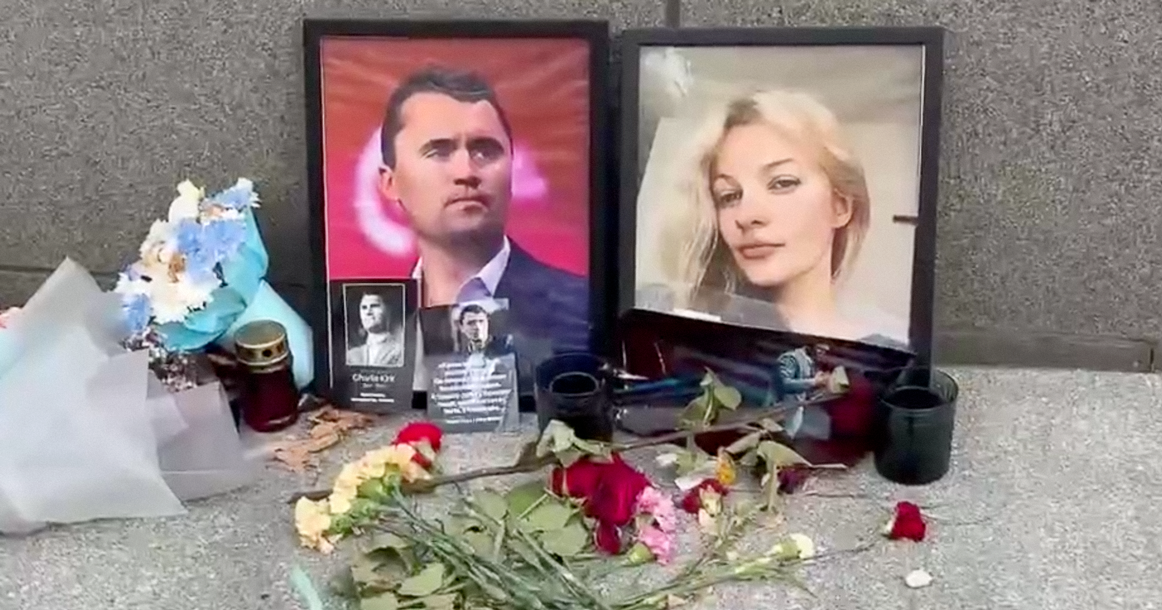 У посольства США появился стихийный мемориал в память об убитых Чарли Кирке и Ирине Заруцкой