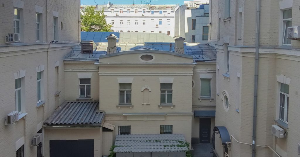Вид из моего окна: во двор дома на Никитском бульваре
