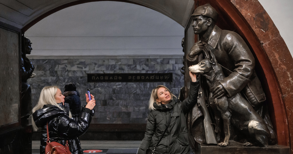 Активистка просит защитить многострадальные скульптуры на «Площади Революции» прозрачными экранами