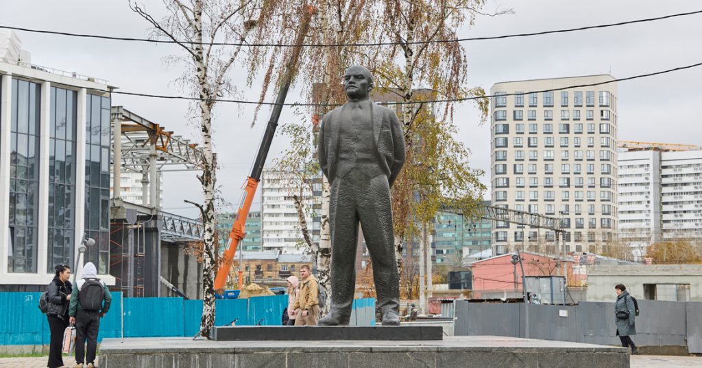 Один день на площади Ильича