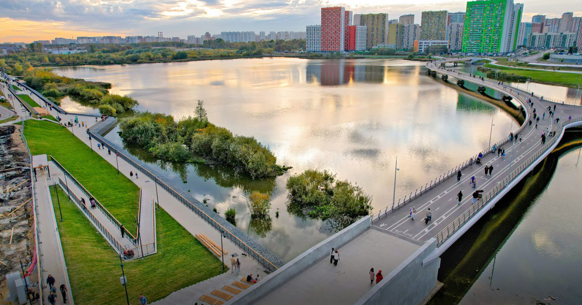 В Москве открыли пешеходный мост через Черное озеро, который связал Некрасовку и Люберцы