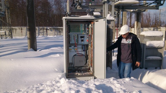 ШНЭ 2090 выполняет функции: сбора аналоговых данных от традиционных ТТ и ТН, преобразования этих данных в цифровой сигнал и передачи в сеть по протоколу SV (IEC 61850-9-2LE); сбора дискретных сигналов о положении коммутационных аппаратов, ключей и прочей технологической информации присоединений, преобразования этих данных в цифровой сигнал и передачи в сеть по протоколу GOOSE (IEC 61850-8-1); реализации управляющих воздействий, принятых по протоколам GOOSE и MMS (IEC 61850-8-1)