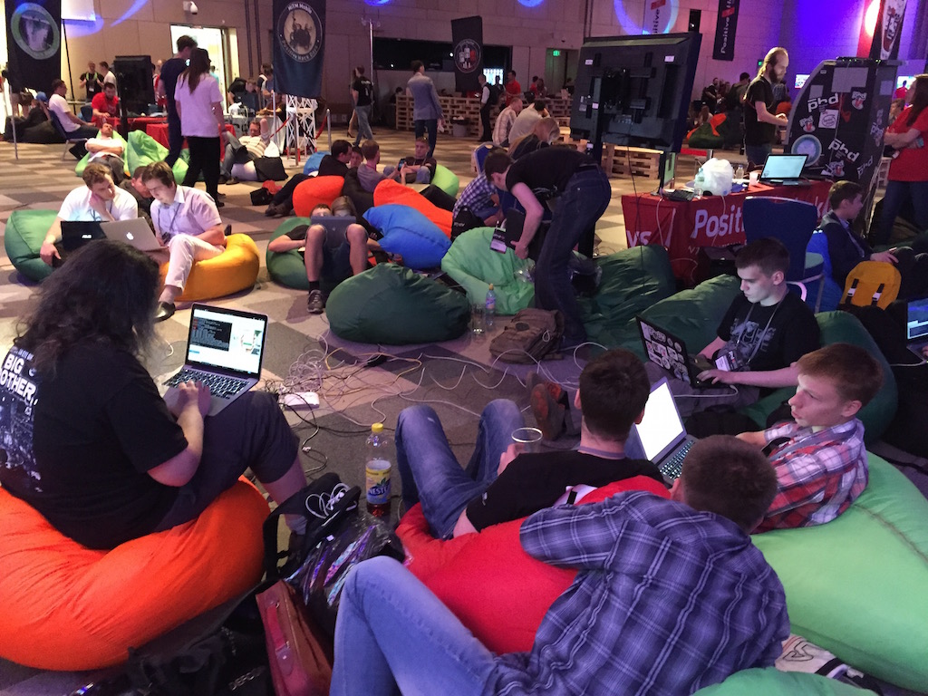 Специалисты ОАО «НТЦ ФСК ЕЭС» Максим Брагута и Валентин Бойков с Максимом Никаноровым на PHDays 2015 // Digitalsubstation.ru 