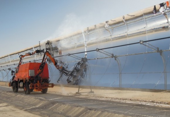 Очистка зеркал на солнечной электростанции // © IEEE Spectrum