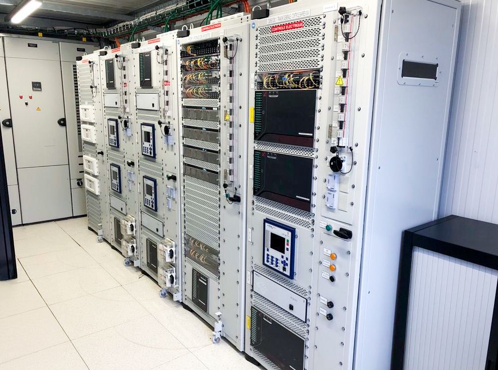 Cubículos de IED de R#SPACE ensamblados para pruebas de fábrica. Fuente: Efacec