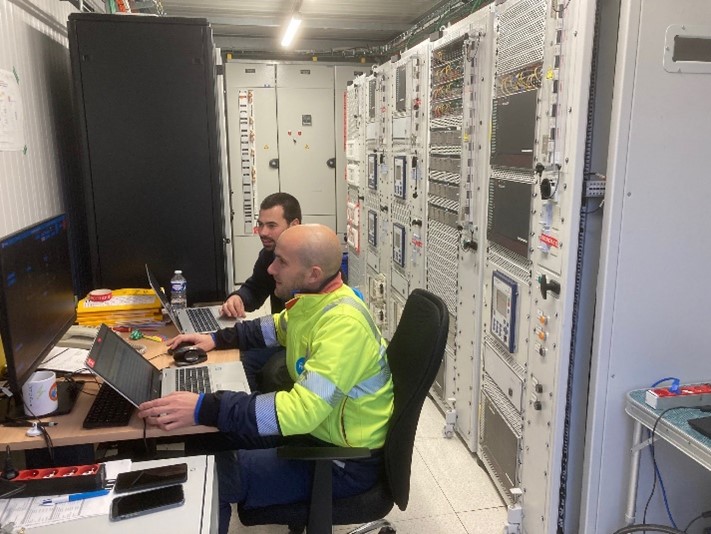 Ingenieros realizando la puesta en marcha de los cubículos de IED de R#SPACE. Fuente: Straton