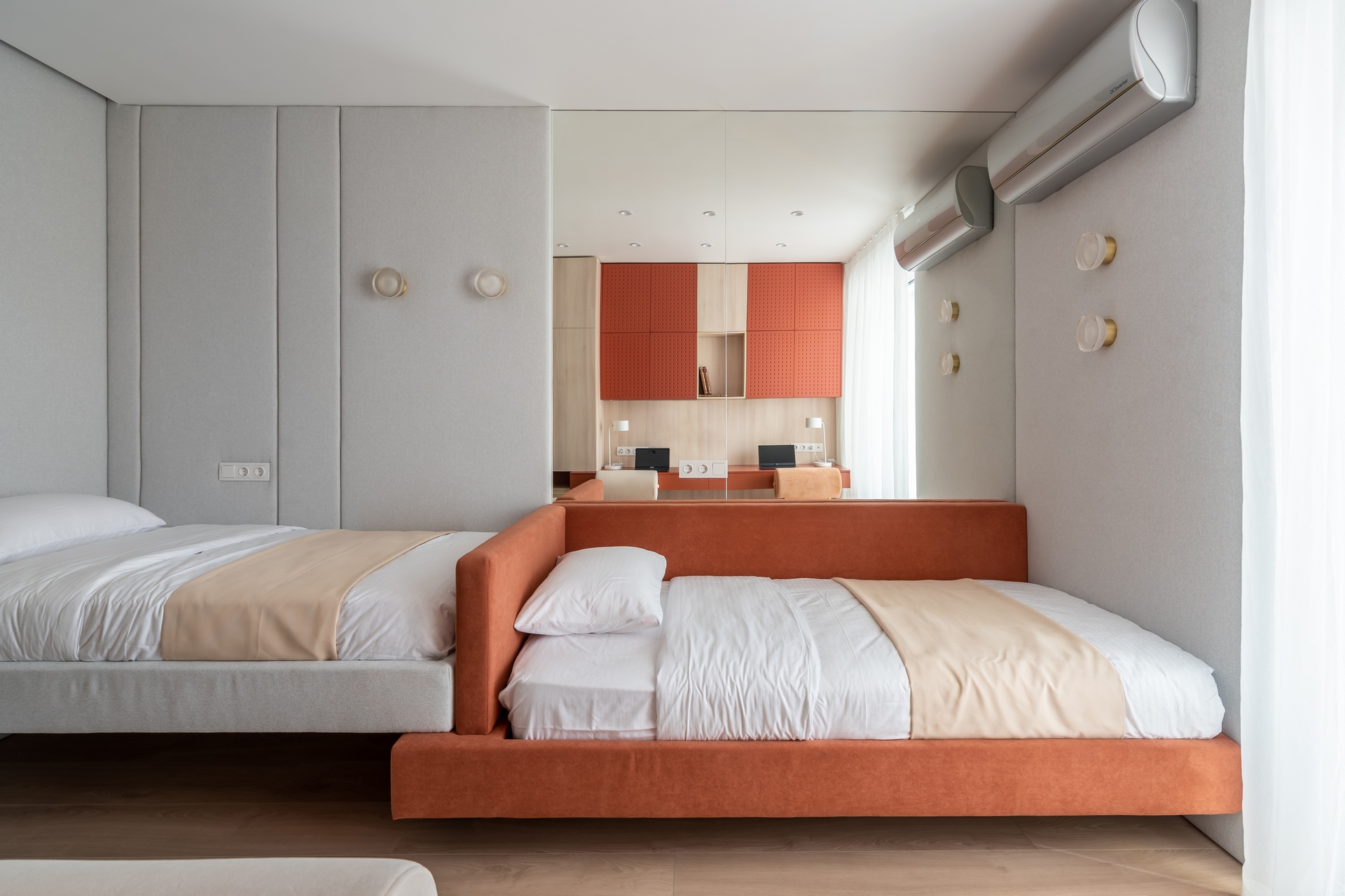 Проект Проект мастер-спальни для двух сестер с освещением Divinare в программе «Квартирный вопрос»