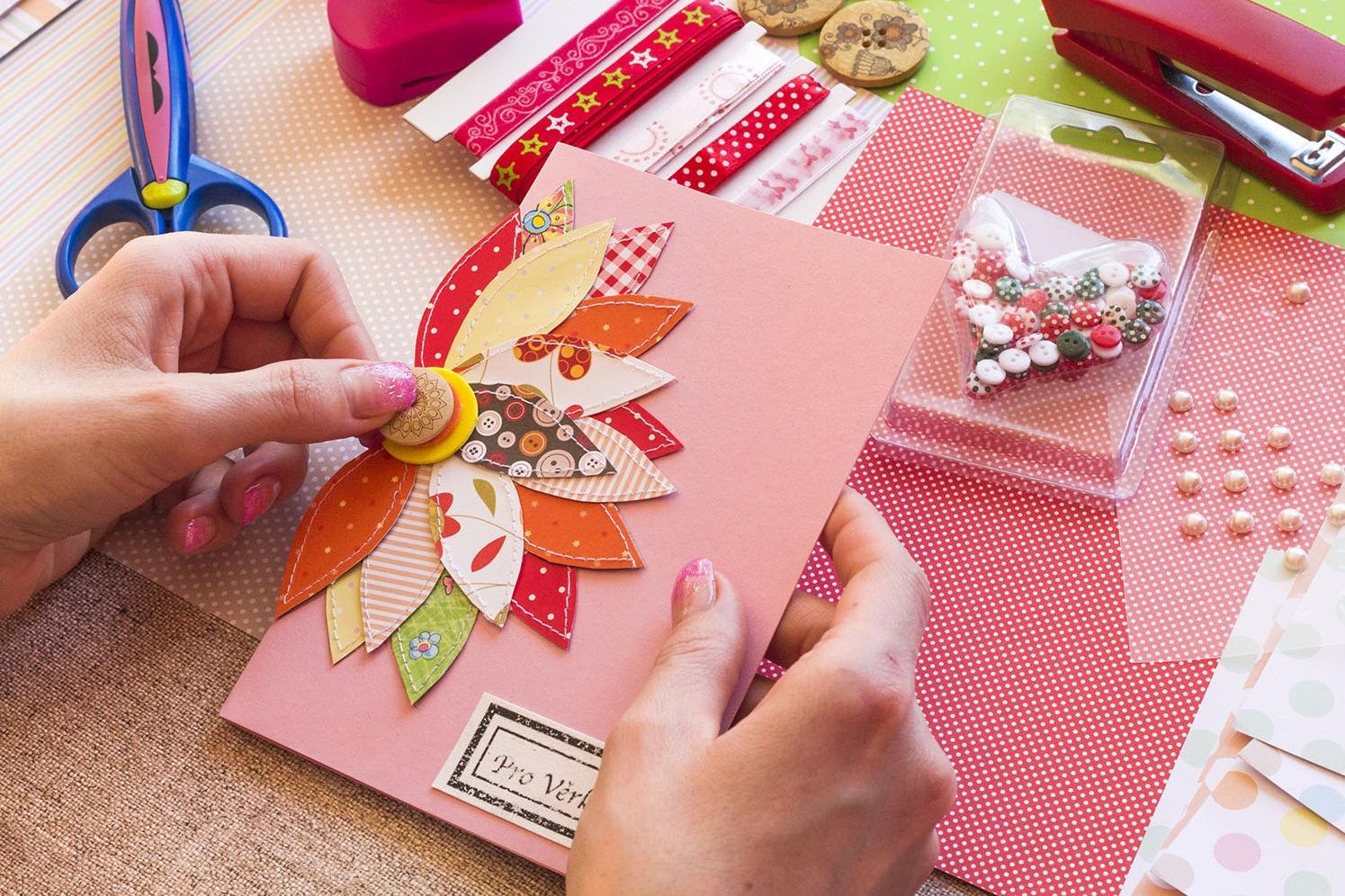 подставка для карандашей. поделки из пробок. Diy самоделки. брелки из бумаги. столик из ящиков.