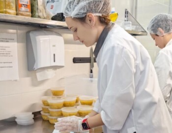 Помощь на кухне (упаковка обедов, чистка овощей)