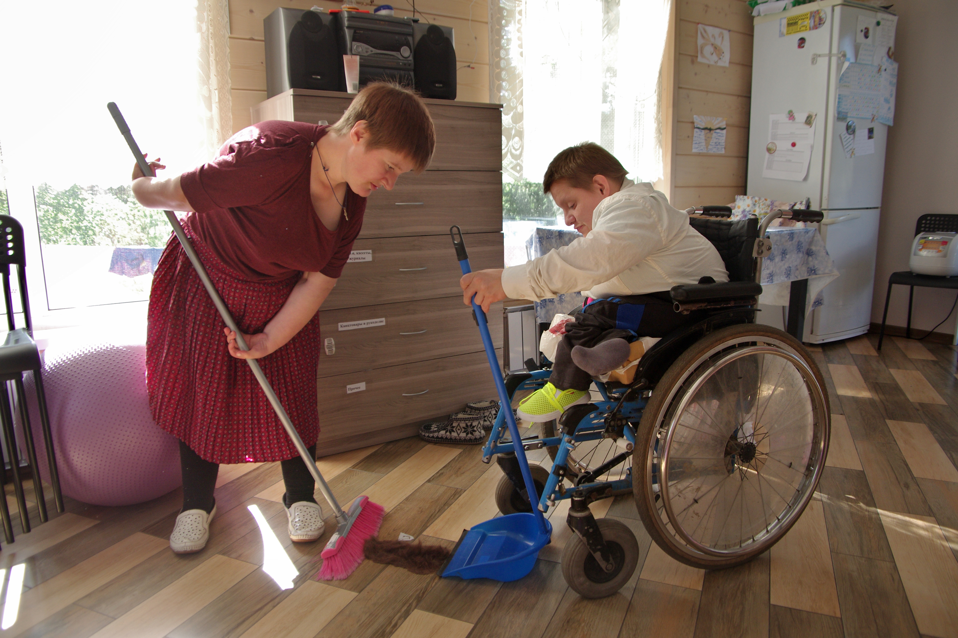 Обеспечение жильем детей инвалидов. Дети инвалиды. Инвалид в быту. Квартира для инвалида. Сопровождаемое проживание инвалидов.