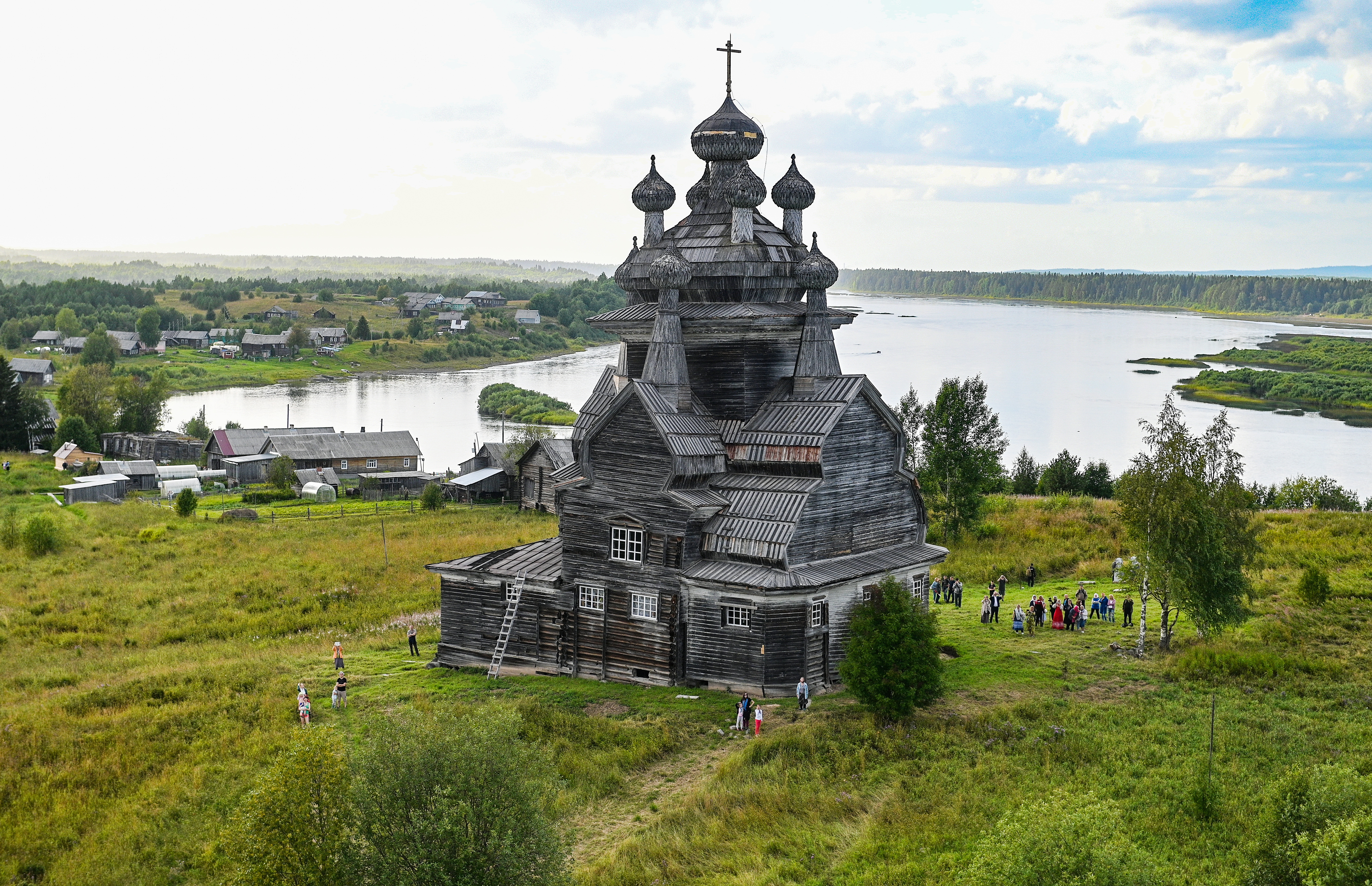 Памятники деревянного зодчества русского севера. Храм в деревне Ворзогоры Архангельской области. Церковь в Подпорожье, Архангельская область. Подпорожье деревянные храмы севера. Архангельск деревянные церкви.