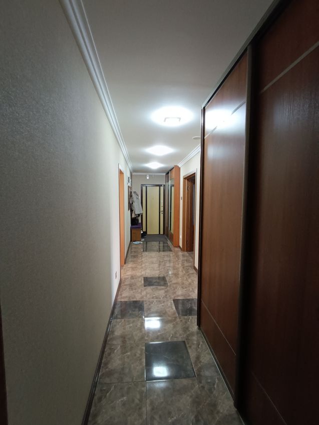 Продажа 5-комнатной квартиры, Курган, Карельцева улица,  117