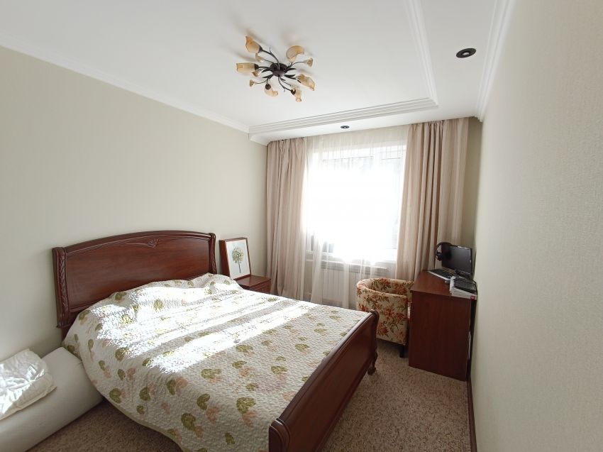 Продажа 5-комнатной квартиры, Курган, Карельцева улица,  117