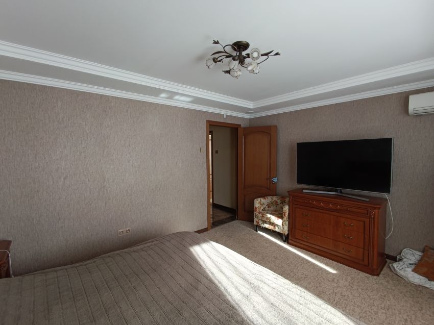 Продажа 5-комнатной квартиры, Курган, Карельцева улица,  117