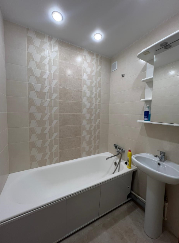 Продажа 3-комнатной квартиры, Курган, Красина улица,  75а