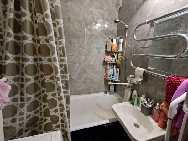 Продажа 3-комнатной квартиры, Курган, Урицкого улица,  130