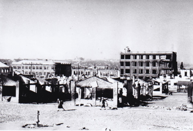 Центральный рынок г. Сталино, сожжённый немцами. 1943.