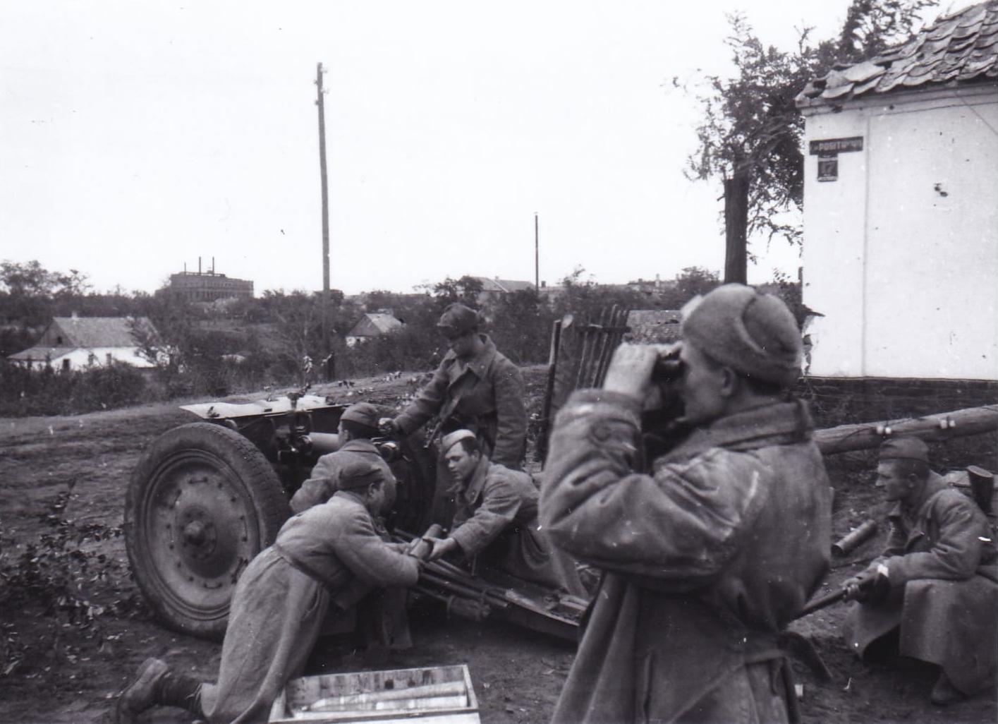 Орудие ст. сержанта Орлова ведет огонь по засевшем в цехе Мелитопольского завода ВТУЗа немцам, слева - подбитый немецкий танк. Мелитополь.1943.