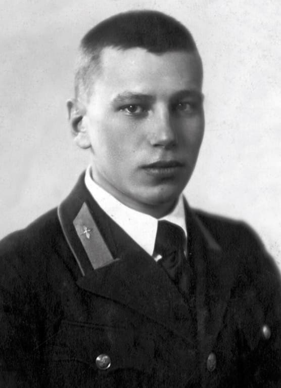 Химушин Николай Федорович - старший летчик 814-го иап 207-й иад 3-го сак 17-й ВА ЮЗФ, лейтенант