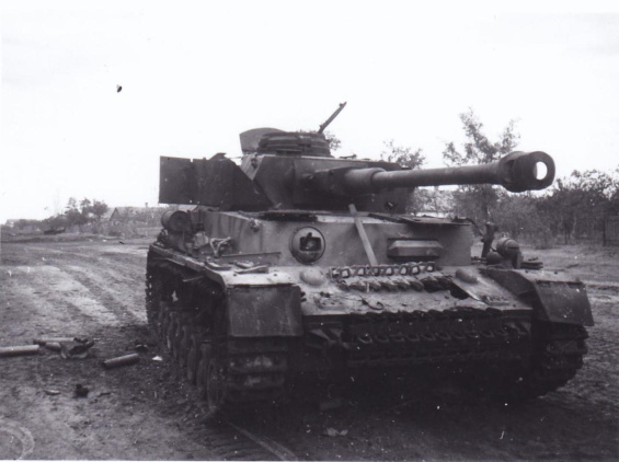 Орудие ст. сержанта Орлова ведет огонь по засевшем в цехе Мелитопольского завода ВТУЗа немцам, слева - подбитый немецкий танк. Мелитополь.1943.